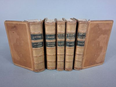 quatre vieux livres empilés les uns sur les autres sur une table