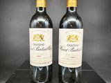 deux bouteilles de vin posées sur une boîte noire