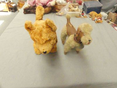 Deux peluches chiens sur le plus petit une couture à réparer…