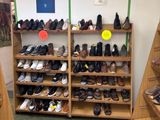 de nombreuses paires de chaussures sur les étagères du magasin de chaussures