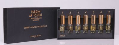 une boîte noire contenant six flacons de parfum