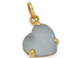 un pendentif en forme de cœur en verre de mer bleu rehaussé de touches dorées