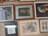 de nombreuses photos encadrées sur le mur d'une pièce