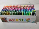 une boîte de stylos de différentes couleurs posée sur une table