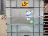 un grand conteneur posé sur une palette dans un entrepôt