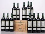 six bouteilles de vin sont alignées les unes à côté des autres près d'une caisse en bois