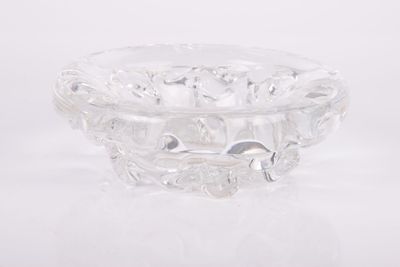 un saladier en verre transparent posé sur une surface blanche