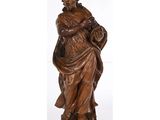 une statue en bois représentant un homme tenant un enfant dans ses bras