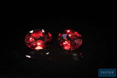 deux losanges rouges sur un fond noir