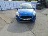 une voiture bleue garée dans un parking
