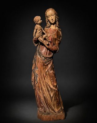 une statue en bois sculpté représentant une femme tenant un enfant dans ses bras