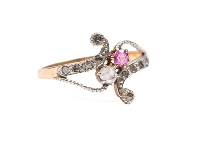 un gros plan d'une bague en diamant rose sur fond blanc