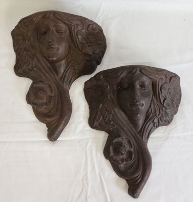 Paire de bouquetières murales en fonte, ornées d'un visage f…