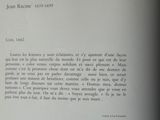 un livre ouvert sur lequel figure une image en noir et blanc