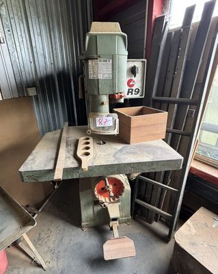 une machine posée sur une table dans une pièce