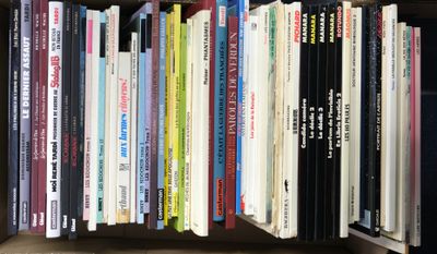 beaucoup de livres rangés sur une étagère