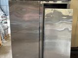 deux réfrigérateurs en acier inoxydable entreposés dans un entrepôt