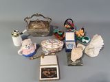 un grand nombre d'objets posés sur une table