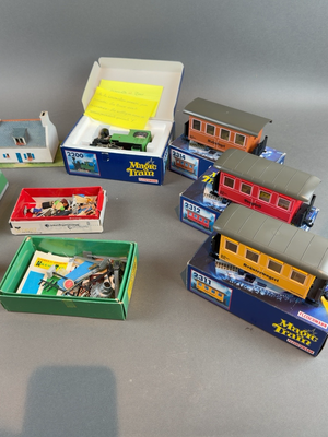 un grand nombre de trains miniatures posés sur une table
