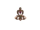 Gros plan sur une bague ornée d'une fleur