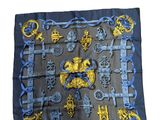 foulard carré en soie bleu et jaune, orné d'un motif représentant des lions et des clés
