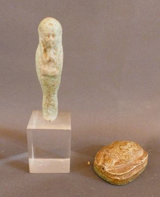 une photo représentant une statue de femme et une boîte de nourriture