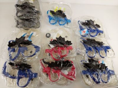de nombreux verres de toutes sortes, rangés dans des sacs en plastique sur une table