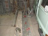 une camionnette garée dans un garage avec une échelle