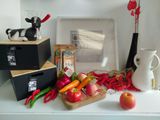 une photo d'une table sur laquelle sont disposés divers fruits et légumes