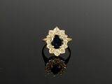 une bague à grappes de saphirs et de diamants