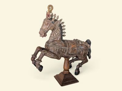 une statue représentant un cheval coiffé d'une couronne