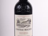 une bouteille de vin rouge Château Holderes sur fond blanc