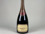 gros plan d'une bouteille de champagne sur une surface blanche