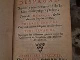 un vieux livre ouvert sur une table