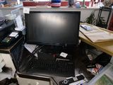 un ordinateur portable posé sur un bureau encombré