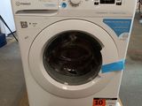 une machine à laver posée sur une palette