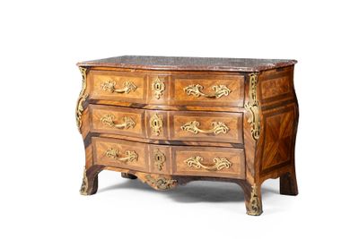 une commode en bois avec un plateau en marbre