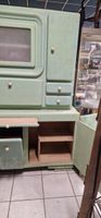 Buffet deux corps des années 1950 peint en vert. (photo 3)