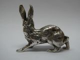 figurine en argent plaqué représentant un lapin sur fond blanc