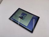 une tablette posée sur une table blanche