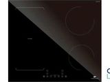 gros plan d'une plaque de cuisson noire sur fond blanc