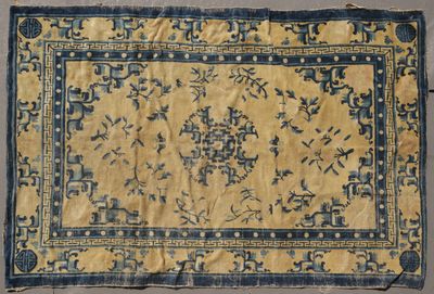un tapis jaune et bleu orné d'un motif floral