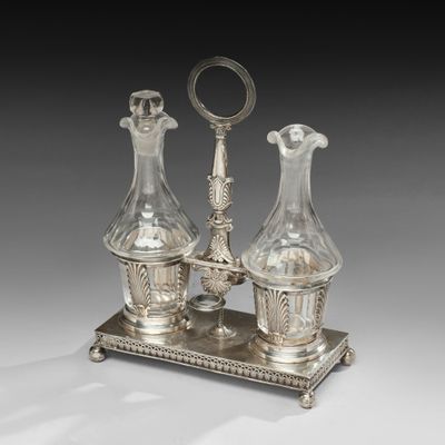 deux vases en verre posés sur un socle, avec une clé au milieu