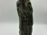 une image représentant une statue d'un homme barbu portant un chapeau