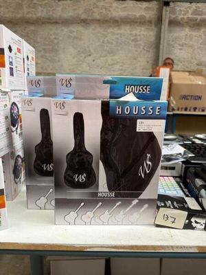 Un lot de deux housses de guitare WS, dans leur boîte d'orig…