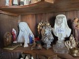 de nombreuses figurines posées sur une étagère dans un coin de la pièce