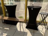 deux chaises et une table dans une pièce dotée d'une grande fenêtre
