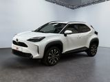 un SUV Toyota C-HR blanc garé dans une pièce blanche