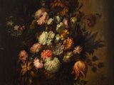un tableau représentant des fleurs dans un vase, avec une souris posée sur une table