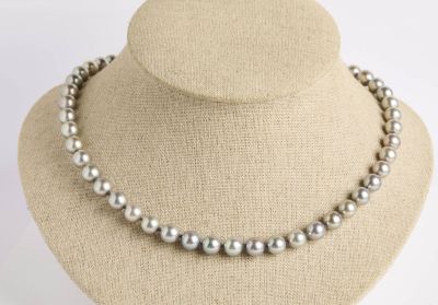 gros plan d'un collier sur un mannequin mannequin